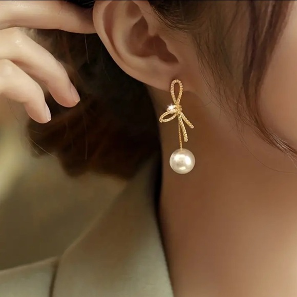 NWOT Faux Pearl Pendant Knot Design Shiny zirconia Decor Dangle Earrings Elegant - Picture 5 of 5